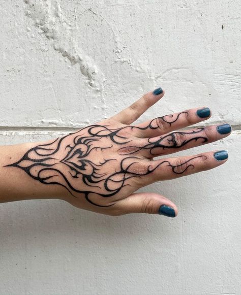 101 Best Female Hand Tattoo Ideas That Will Blow Your Mind! - Outsons Hand Tats Alt, Cool Tattoos On Hand, Hand Connected To Arm Tattoo, Cool Hand Tattoo Ideas, Hand Designs Tattoo, Hand Tattoos Goth, Forearm To Hand Tattoo Women, Y2k Tattoo Ideas Hand, Neotribal Tattoo Design Hand