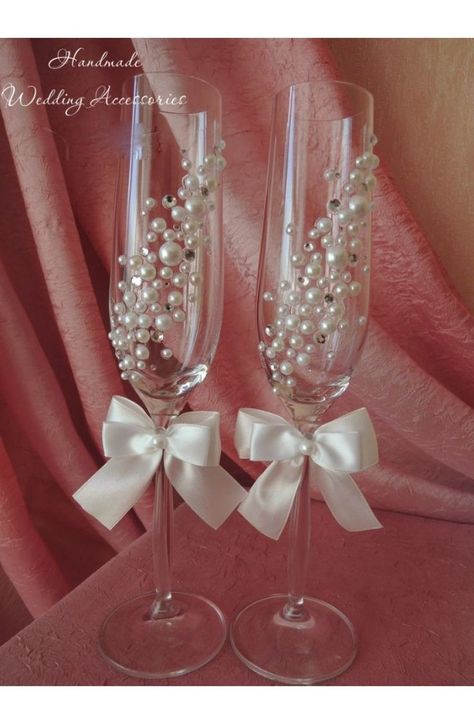 Champagne Flute Decorations, Centerpieces With Wine Glasses, Wedding Glasses Diy, Bridal Glasses, Glass Decor Ideas, Fillet Crochet Patterns, Wedding Wine Glasses, Wedding Champagne Glasses, Decorated Wine Glasses