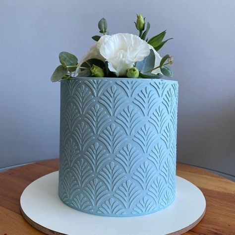 Stenciled Buttercream Cakes, Stencil Cake Design Buttercream, Cake Stencils Buttercream, Stencilled Cake, Bolo Buttercream, 50th Birthday Cake For Women, Stencil Cake, 50th Anniversary Cakes, Elegant Birthday Cakes