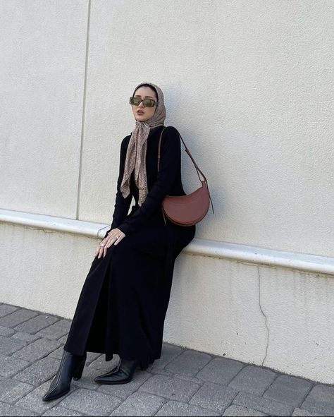 Hijabi style Black Dress Hijabi, Dark Famine, Turkey Ootd, Casual Fashion Outfits, Feminine Aesthetic Outfits, Black Top Outfit, Outfit Dark, Outfit Reference, Hijabista Fashion