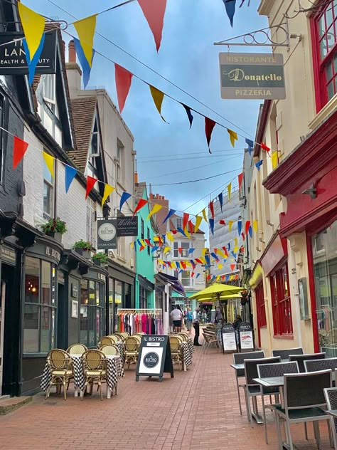 #brighton #brightonlanes #aesthetic #summer #trip #idea #beach Brighton Lanes Aesthetic, Brighton Uk Aesthetic, Brighton England Aesthetic, Brighton Aesthetic, Summer In England, Brighton Pride, Brighton City, Brighton Lanes, Urban Playground