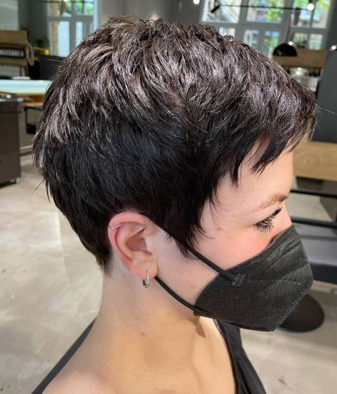 High-Shine Choppy Feathered Short Hairstyle Really Short Pixie Haircut, Edgy Pixie Hairstyles, Choppy Pixie Cut, Edgy Pixie Cuts, Pixie Cut With Bangs, Edgy Pixie, Short Hair Pixie Cuts, Short Sassy Hair, Choppy Hair