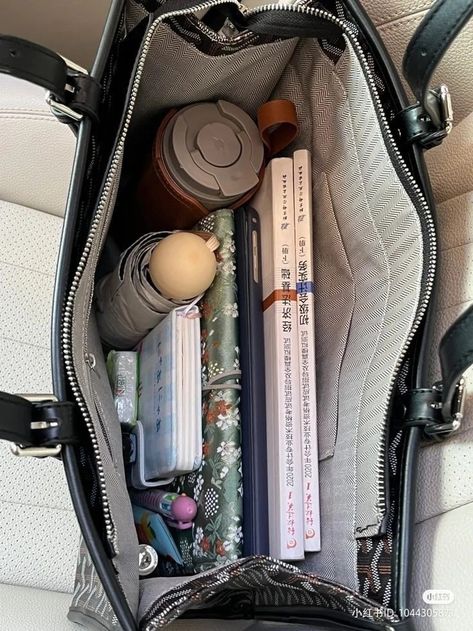 Back To University, Everyday Bag Essentials, Uni Bag, School Bag Essentials, Inside My Bag, Purse Essentials, Handbag Essentials, In My Bag, Barbie Movie