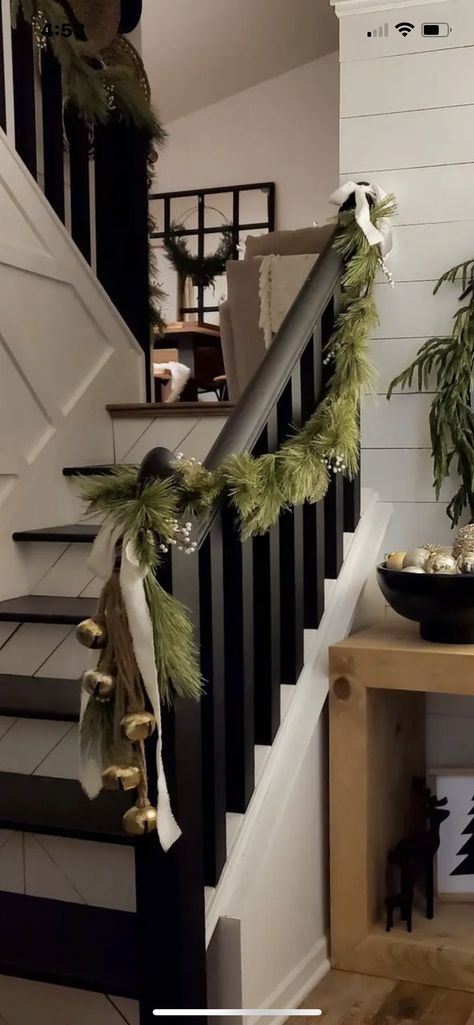 Garland On Small Staircase, Garland Up Staircase, Garland On Bannister Christmas, Christmas Decor Staircase Railings, Garland On Stairwell, Garland Stairs Christmas Railings, Stair Railing Garland Christmas, Christmas Decor Banister Railings, Christmas Decor Railing