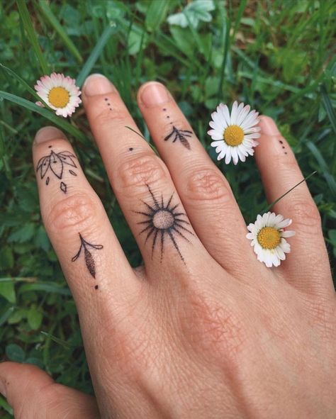 Hippy Finger Tattoos, Hippie Girl Tattoos, Hippie Tattoo, Stick And Poke, Small Hand Tattoos, Finger Tattoos, First Tattoo, Creative Tattoos, Behind Ear Tattoo