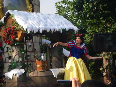 Snow White on the Princess Float | IMGP4350 | mytripsandraces | Flickr Parade Float Ideas, Disneyland Parade, Christmas Parade Floats, Parade Float, Christmas Parade, The Princess, Disneyland, Float, Snow White