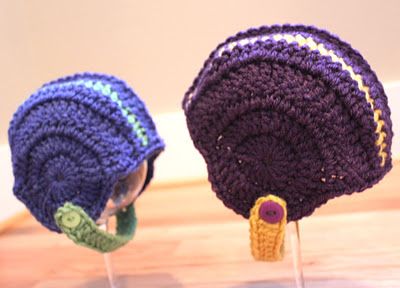 Free Crochet football helmet link  http://breezybot.blogspot.com/2011/11/free-pattern-baby-crochet-football.html Crochet Football Helmet, Crochet Baby Football, Crochet Football, Crochet Baby Photo Prop, Crocheted Dolls, Dog Cupcakes, Crochet Photo Props, Repeat Crafter Me, Crochet Kids Hats