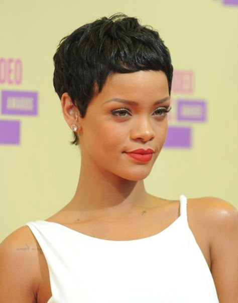 Rihanna Pixie Cut, Rihanna Pixie, Celebrity Short Haircuts, Rihanna Short Hair, Feminine Short Hair, Celebrity Short Hair, Short Hair Inspo, Messy Bob Hairstyles, Short Hair Images