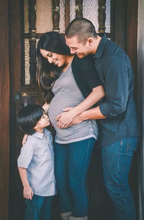 Family Maternity Pictures, Maternity Photography Family, Maternity Photography Poses Outdoors, Maternity Photography Poses Pregnancy Pics, Maternity Photography Outdoors, Couple Pregnancy Photoshoot, Maternity Photography Couples, Family Maternity Photos, Maternity Photoshoot Poses