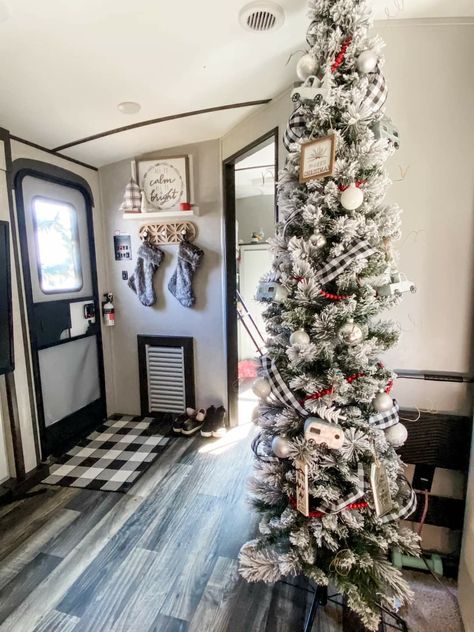 Country Camper Decor, Christmas Rv Decor, Decorating Rv For Christmas, Christmas Decor Ideas For Rv, Rv Holiday Decorating Ideas, Christmas In Rv, Rv Christmas Tree, Christmas In An Rv, Christmas Rv Decorations