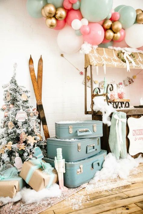 Vintage Ski Lodge Party, Ski Chalet Party Theme, Apres Ski Baby Shower Ideas, Ski Birthday Party, Apres Ski Theme, Apres Ski Party Decoration, Themed Christmas Party Ideas, Ski Lodge Party, Themed Christmas Party