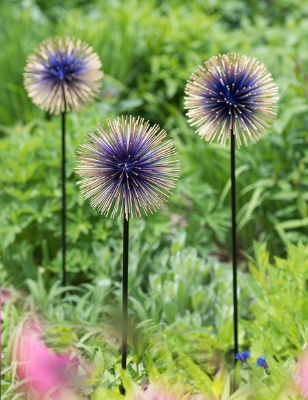 Amazing DIYs for Garden Design | Small Space Gardening Ideas Metal Flowers Garden, Allium Flowers, Unique Garden Art, Hydrangea Care, Decorative Garden Stakes, Metal Garden Art, Unique Gardens, Garden Art Sculptures, Garden Stakes