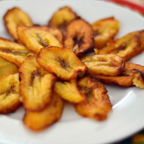 Tajadas, or sweet plantain slices, are made with ripened plantains and in Colombia they are usually served as an appetizer or side dish. Tajada slices is a dish of fried plantains that are sliced long. It is a typical food of Caribbean countries as well as Nicaragua, Colombia, Honduras, Panama, and Venezuela. It is sometimes served with grated cheese. Tajadas, or sweet plantain slices, is one of my favorite side dishes, which is something that my mom used to make several times a week, especially White Rice And Beans, Caribbean Countries, Fried Plantains, Plantains Fried, Party Catering, Favorite Side Dish, Grated Cheese, African Food, Onion Rings