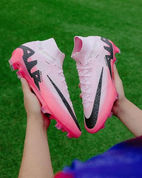 💘💘💘💘 Pink Football Cleats, Teen Christmas Wishlist, Cool Football Boots, Futsal Shoes, Pink Football, Nike Cleats, Soccer Boots, Flag Football, Football Shoes