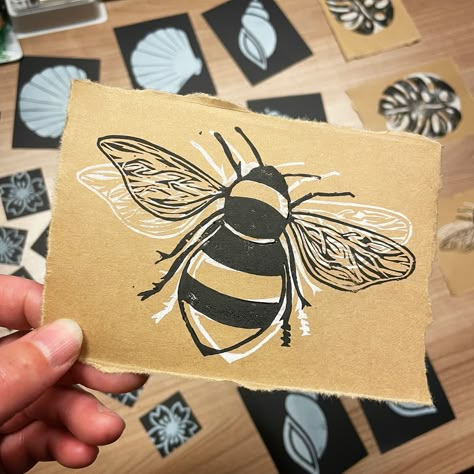 Bee Linocut, Printmaking Designs, Linoleum Printmaking, Stencil Paint, Eraser Stamp, Small Creatures, Linocut Printmaking, Gel Printing, Lino Art