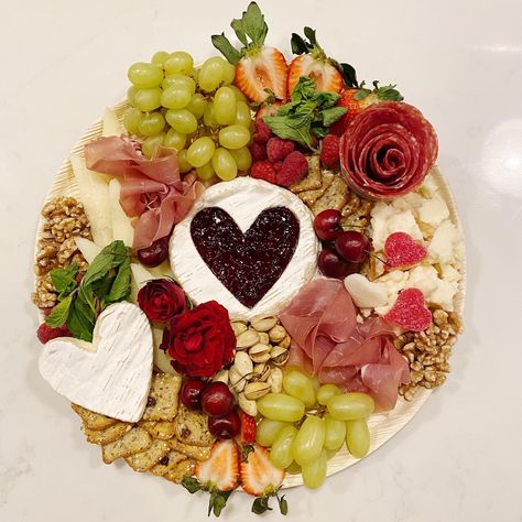 Proposal Charcuterie Board, Valentines Cheese Board, Valentines Charcuterie Board, Galentines Day Ideas, Charcuterie Board Meats, Valentines Snacks, Charcuterie Plate, Romantic Meals, Galentines Party