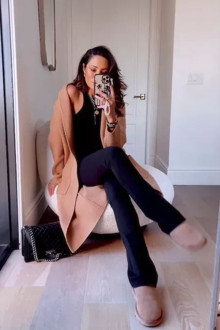 Black Flare Leggings Outfit Winter, Style Flared Leggings, Flare Leggings Outfit Winter, Black Flare Leggings Outfit, Black Flared Leggings Outfit, Flared Legging Outfit, Style A Sweater Dress, Mini Uggs Outfit, Flare Leggings Outfit