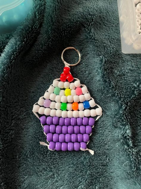 Cupcake Beaded Keychains Patterns, Pony Bead Projects, May Crafts, Pony Bead Crafts, Easy Perler Beads Ideas, Pony Bead Patterns, Beaded Crafts, Beaded Animals, Beading Projects