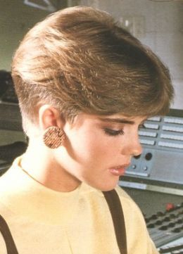 Take a look at some of the best hairstyles from the 80's, they're on their way back! 80s Short Hair, 80s Haircuts, 80 S Hairstyles, Short Wedge Hairstyles, Pageboy Haircut, 80's Hairstyle, 1980s Hair, Wedge Haircut, Wedge Hairstyles