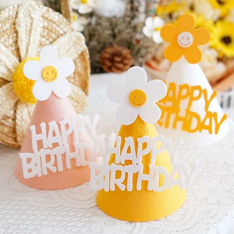 Daisy Balloons, Baby Shower Balloon Decorations, Daisy Party, Colorful Birthday Party, Letter Decor, Baby Shower Decoration, Birthday Party Hats, Wedding Cake Decorations, Birthday Hat