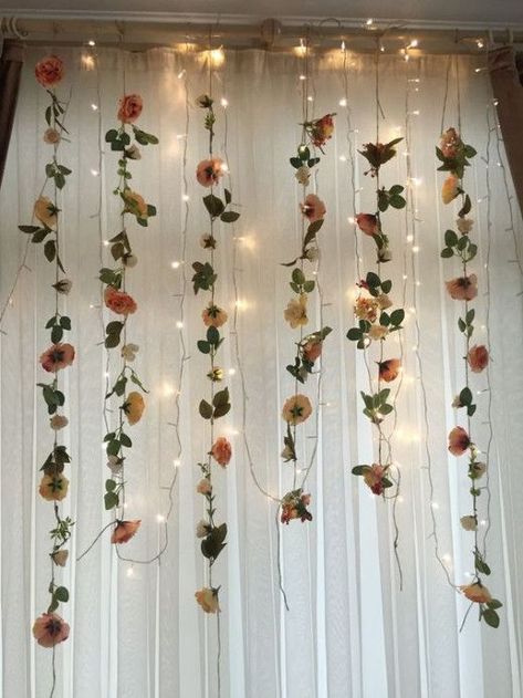 Curtain Flower Backdrop, Balcony Birthday Decoration Ideas, Easy Bridal Shower Decorations, Diy Baby Shower Backdrop, Flower Photo Wall, Shower Backdrop Ideas, Baby Shower Backdrop Ideas, Lights Backdrop, Fairy Light Backdrops