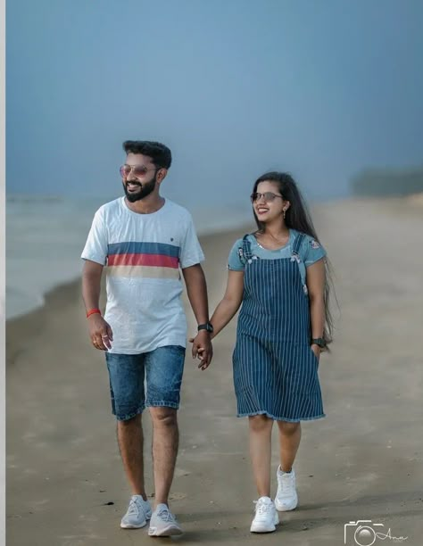 Couple Dress For Photoshoot, Prewedding Outfit Ideas Casual Indian, Pre Wedding Photoshoot Outfit Dresses, Pre Wedding Dress Ideas For Couple, Pre Wedding Dress Ideas, Pre Wedding Poses Outdoor, Beach Stills, Outdoors Couple, Photography Poses For Couples