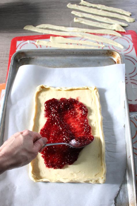 Puff Pastry With Raspberries, Raspberry Turnovers Puff Pastries, Raspberry And Puff Pastry, Puff Pastry Dough Recipes Easy, Raspberry Puff Pastry Recipes, Jam Puff Pastry Recipes, Raspberry Puff Pastry Desserts, Raspberry Pastry Recipes, Desserts With Puff Pastry Sheets