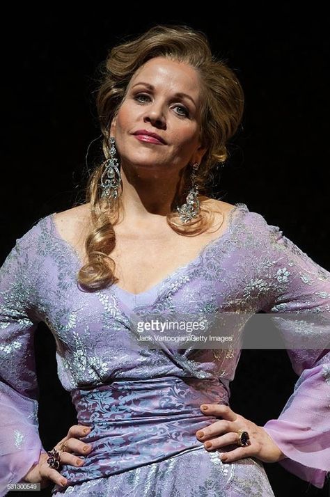 Renee Fleming, Metropolitan Opera House, House New York, Metropolitan Opera, Rehearsal Dress, Opera Singers, Famous Artists, Classical Music, Famous People