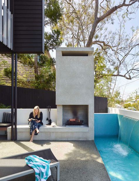 Mackay Terrace by Shaun Lockyer Architects (3) Modern Outdoor Fireplace, Outdoor Bbq Area, Outdoor Fireplace Designs, Backyard Fireplace, Outdoor Fireplaces, Modern Residence, Modern Backyard, Bbq Area, Outdoor Bbq