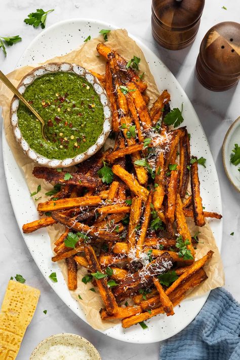 I don’t think I’ll eat carrots any other way again after eating these Crispy Carrot Fries. Once you try them, I think you’ll feel the same. Crispy Carrot Fries, Sammi Brondo, Carrot Fries, Veggie Fries, Heart Healthy Diet, Salad Sauce, Food Critic, Yummy Pasta Recipes, Lunch Salads