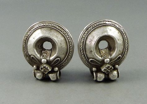 Silver akota earrings, Gujarat, India  Old Gujarati earrings called "Akota", worn in Saurashtra and Kutch by the Rajput, Patel, Kanbi, Mer, Rabari and other communities. Made of high-grade silver.    From the beginning of the 20th century or earlier.    According to Ganguly, the Akota earrings are not in use anymore, and women from the communities mentioned above Arm Bracelets Upper, Ancient Jewels, Arm Bracelets, Silver Choker Necklace, Silver Choker, Amber Necklace, Silver Anklets, Traditional Jewelry, The 20th Century