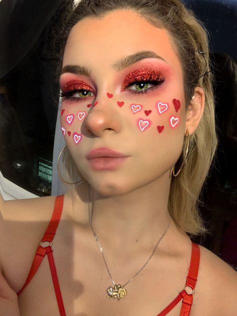 Matching Makeup Looks For Friends, Easy Valentines Makeup Looks, February Makeup Looks, Valentine Day Eyeshadow Looks, Easy Valentines Day Makeup, Red Pink Makeup Look, Love Makeup Looks, Valantain Day Makeup, Amor Makeup