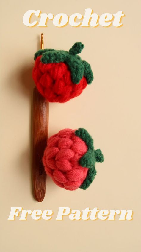 Crochet strawberry free pattern Tiny Strawberry Crochet, Crochet Strawberry Leaves, Crochet Minis, Crochet Charms, Crochet Cake, Crochet Charts, Crochet Strawberry, Crochet Fruit, Strawberry Charm