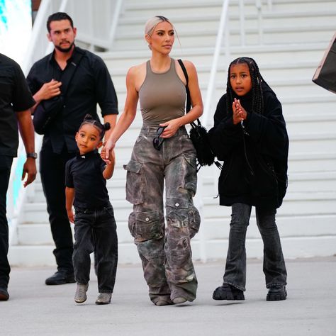 Kim Kardashian Street Style, Kardashian Street Style, American Dream Mall, Street Style 2023, Estilo Kardashian, Kim Kardashian Outfits, Kardashian Kids, Kardashian Outfit, Kardashian Photos