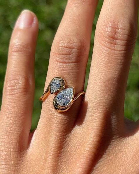 Toi Et Moi Ring Salt And Pepper, Bezel Set Toi Et Moi Ring, Bezel Toi Et Moi Ring, Toi Est Moi Engagement Ring, Hand Jewelry Rings, Cloud Ring, Pretty Engagement Rings, Timeless Engagement Ring, Ring Inspo