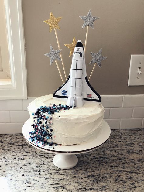 Easy rocket ship cake / space ship / space shuttle. 🚀 toddler boy cake Space Rocket Birthday Cake, Space Birthday Cake Diy, Space Party Cake Ideas, Simple Space Birthday Cake, Rocket Ship Themed Birthday Party, Space Birthday Diy Decor, Easy Rocket Cake, Easy Space Birthday Cake, Rocket Ship 3rd Birthday Party