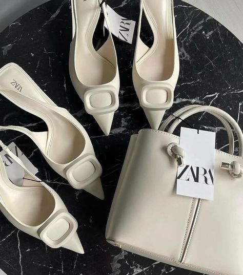 Z A R A Price: 3,700 Size: 39,40,41 Elegant Shoes Heels, Shoes Ideas, Elegant Shoes, Ladies Shoes, Zara Shoes, Korean Street Fashion, Stylish Shoes, Formal Shoes, Shoe Game