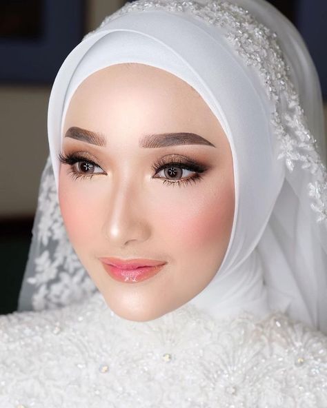 Makeup Pengantin Muslim, Make Up Pengantin Hijab, Flash Makeup, Model Kebaya Wisuda, Soft Bridal Makeup, Asian Wedding Makeup, Cushion Makeup, Makeup Cantik, Tutorial Eyeliner