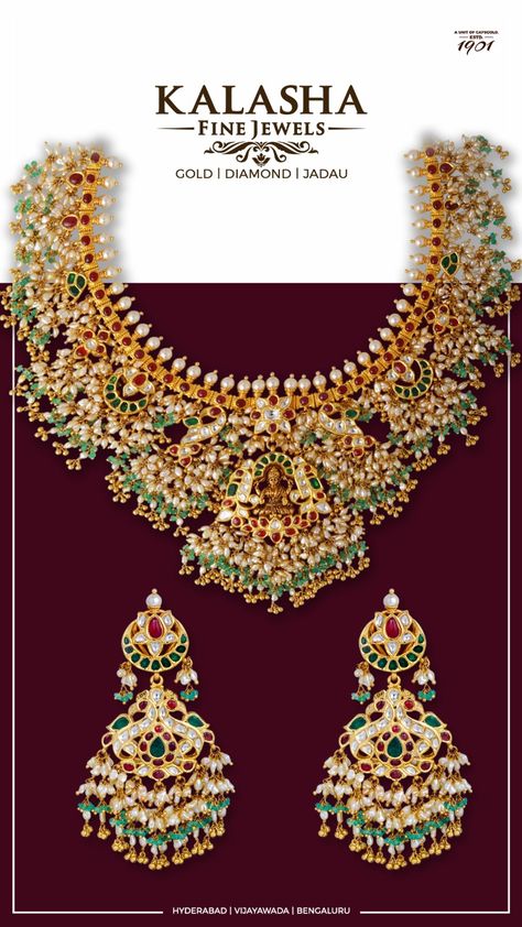 Beautiful lakshmi kundan guttapusalu haram with matching earrings. . . #earrings #guttapusalu #pearls #emeralds #kundan #rubies #telugunecklace #telugubrides #kalashafinejewels #bridaljewellery #southindianweddings Kundan Guttapusalu Necklace, Green Guttapusalu, Gold Guttapusalu Haram, Guttapusalu Earrings, Rubies Necklace, Guttapusalu Haram, Guttapusalu Necklace, Bridal Diamond Necklace, Bridal Necklace Designs