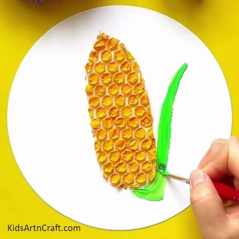 Simple Corn Craft Using Bubble Wrap Tutorial For Beginners Check more at https://www.kidsartncraft.com/corn-craft-bubble-wrap-tutorial/ Corn Craft, Wrap Tutorial, Bubble Wrap, Corn, Bubbles, Mural