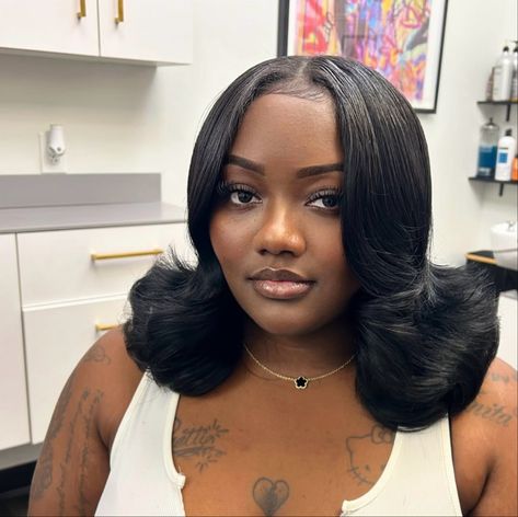 Flipped Up Ends Hair, Lob Layers, Black Medium Length Hair, Flipped Bob, Hair Black Women, Hair Acessories, Weave Styles, Hair Techniques, Voluminous Curls