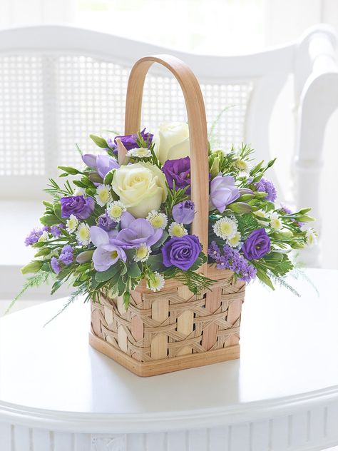 Dekoratívne Vence, Basket Flower Arrangements, Easter Flower Arrangements, Floral Baskets, Easter Flowers, Flower Arrangements Diy, Fresh Flowers Arrangements, Flower Food, Beautiful Flower Arrangements