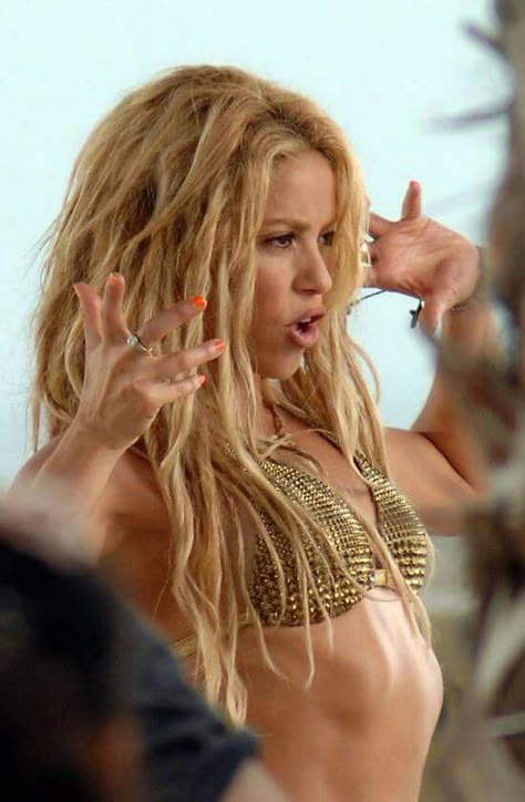 of the South LOCA Shakira Hair, Shakira Hips, Shakira Photos, Curls For Long Hair, Female Musicians, Female Singers, Shakira, Celebrity Pictures, Celebrities Female