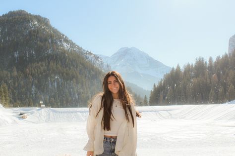 Utah Snow Outfits, Senior Pics In The Snow, Winter Photoshoot Senior Pics, Senior Winter Pictures, Snow Senior Photos, Senior Photos Snow, Poses For Winter Pictures, Senior Picture Ideas Snow, Senior Photos Winter