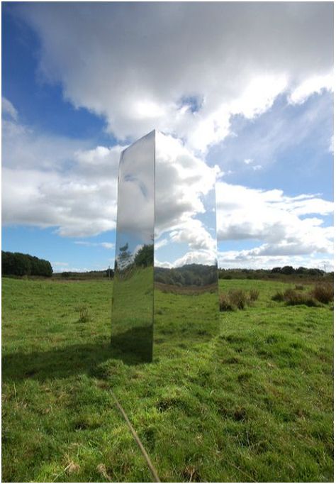 Reflective Sculpture, Environmental Artist, Mirror Photography, Mirror Installation, Sculptures For Sale, Design Exterior, Sculpture Installation, Mirror Art, 인물 사진