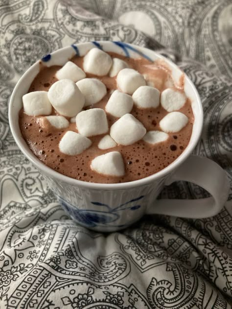 Hot Cocoa With Marshmallows, Chocolate Caliente Aesthetic, Food Cute Aesthetic, Chocolate Marshmallow Recipe, Romanticising Winter, Hot Chocolate Aesthetic, Marshmallow Drink, Mom Tweets, Candy People