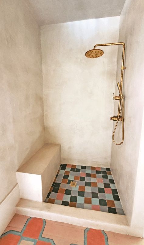 Small Bathroom Ideas Mediterranean, Concrete Finish Bathroom, Small Italian Bathroom, Italian Shower Bathroom, Concrete Wall Bathroom, Stucco Bathroom, Small Mirror Wall Decor Ideas, Concrete Bathroom Ideas, Moroccan Bathroom Ideas