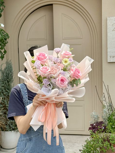 Bucket Flowers Aesthetic, Cute Bouquet, Graduation Flower Bouquet, Pink Flower Bouquet, Graduation Flowers, Diy Bouquet Wrap, Valentine Bouquet, Flower Bouquet Diy, Fresh Flower Bouquets