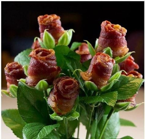 Edible flower arrangement – a meat one. #FeedMe30Rock Bacon Bouquet, Bacon Roses, Edible Bouquets, Bacon Lover, Birthday Breakfast, Edible Arrangements, Bacon Recipes, Bacon Wrapped, Creative Food