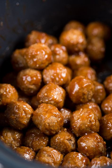 These sticky honey garlic slow cooker meatballs are the perfect way to take frozen meatballs to a whole new level! Perfect for an easy appetizer or a quick entertaining dinner! Meatballs Meal Ideas, Easy Teriyaki Meatballs, Slow Cooker Bbq Meatballs, Meatballs Meal, Bbq Meatballs, Entertaining Dinner, Sweet And Sour Meatballs, Appetizer Meatballs, Meatball Recipes Easy